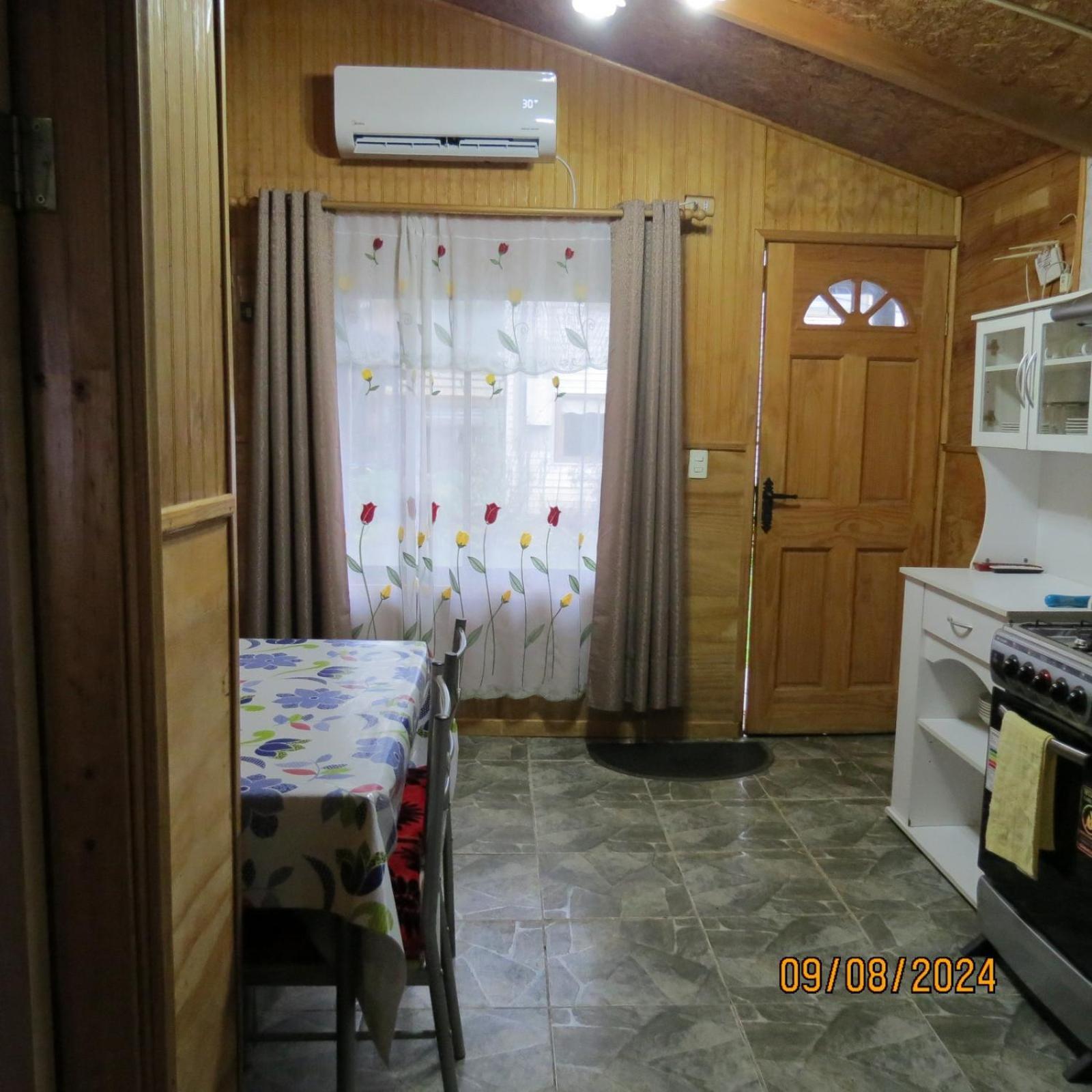 Hostal y Cabañas Ventisquero Puerto Puyuguapi Exterior foto